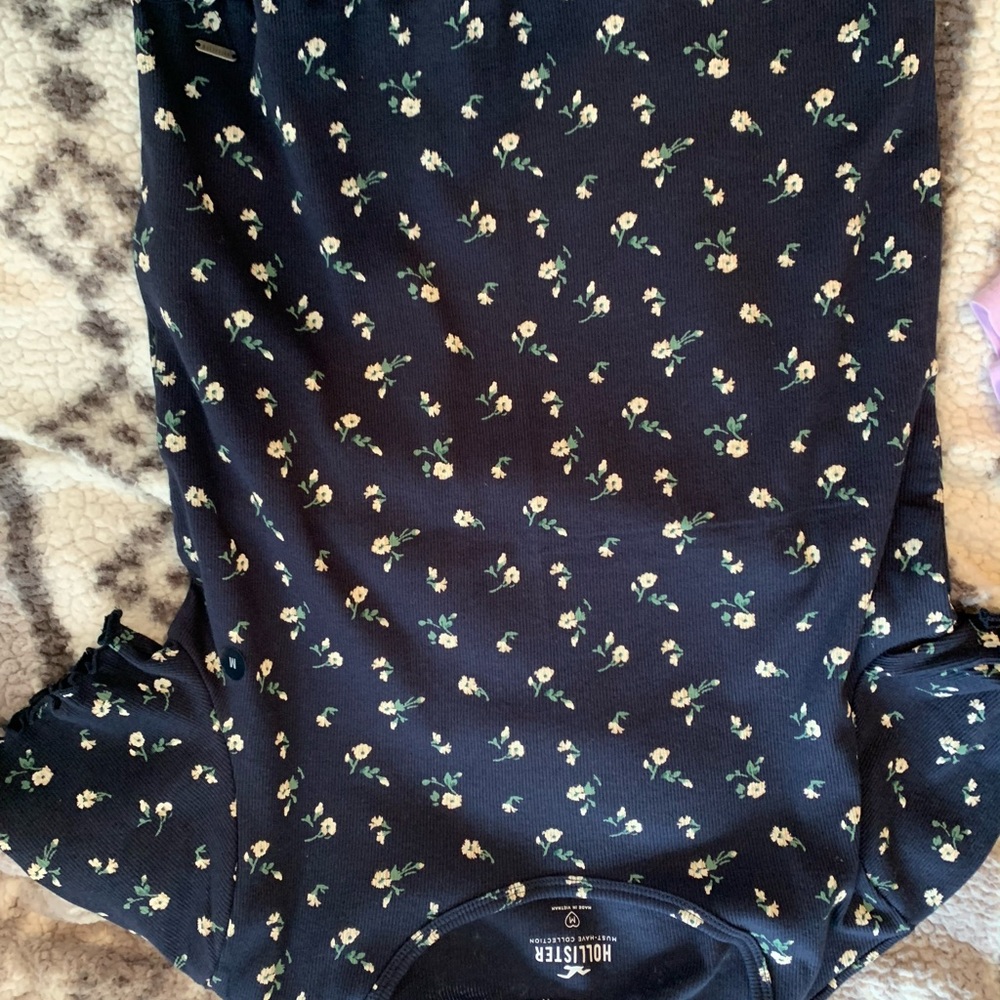 NEW WITH TAGS hollister baby tee! ♡